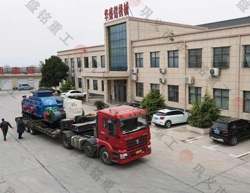大型铁矿石对辊制砂机产量是多少？